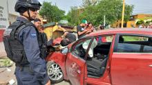 El conductor de la motocicleta pasó por un costado un tope y no respetó un señalamiento de alto