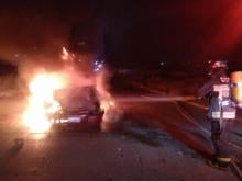 El auto fue declarado pérdida total debido a que el fuego dejó solo el cascarón