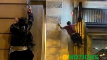 Con parkour, activistas combaten el derroche de energía en París