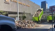 Vacían camiones de basura en el Congreso de NL por propuesta de privatización 