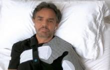 Eugenio Derbez se recupera de las fracturas que sufrió en el hombro