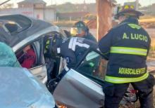 Joven conductor quedó prensado al estrellarse contra un árbol en la 70 Oriente