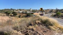 Muere motociclista al salirse de la carretera y caer a un desnivel 