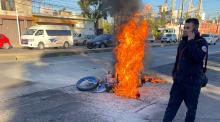 La moto terminó envuelta en llamas y el ciclista resultó herido y hospitalizado