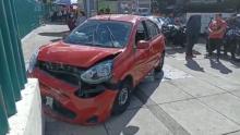 El fuerte accidente ocurrió frente a la entrada del Hospital general de Zona número 2 del IMSS