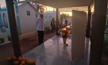Visita AMLO tumba de sus padres y su esposa 