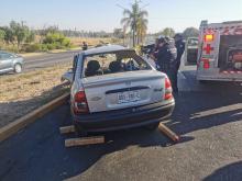 Entre la vida y la muerte se debate una joven tras impactarse contra una palmera