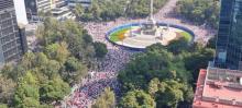 En CDMX miles marchan en defensa del INE