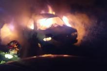 El vehículo con reporte de robo en Cd Industrial apareció envuelto en llamas en un predio aledaño a Prados del Sur