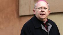 Cardenal francés reconoce violación a menor y renuncia a sus funciones