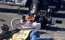 El motociclista llevaba cargando una bicicleta para niña para regalo de navidad