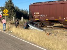 Una mujer que sobrevivió asegura que una llanta se atoró en las vías y ya no pudieron moverse ante el paso del convoy