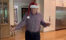 Anthony Hopkins baila en la celebración de Navidad 