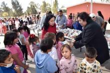 DIF Estatal distribuye cobijas, bolos y pollos a familias vulnerables