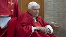 Benedicto XVI está grave pero estable, informa el Vaticano