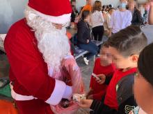 Santa Claus calma a niños durante balacera en Guaymas, Sonora