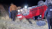 Muere conductor de camioneta tras volcadura en El Llano