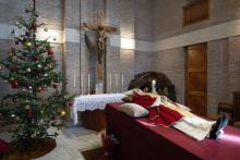 Miles acuden a despedir los restos mortales de Benedicto XVI