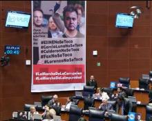 Morenistas y panistas colocan mantas en el Senado por marcha convocada en contra de Plan B