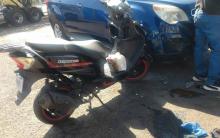 El conductor de la moto se estrelló en el costado de la camioneta