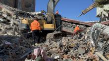 Detiene Turquía a constructores de edificios derrumbados