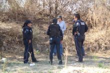 Fue localizado a espaldas de un campo de béisbol y por el momento se desconoce si lo arrojaron con vida o estaba muerto