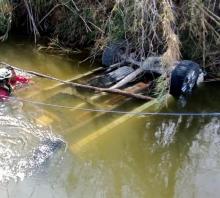 En NL localizan camioneta inundada con 14 cuerpos de migrantes