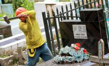 Bukele ordena la destrucción de lápidas con símbolos de pandillas