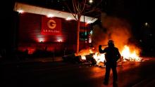 Se registran disturbios en Francia tras el fracaso de mociones de censura contra el gobierno de Macron 