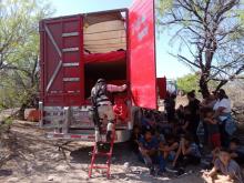 Hallan 129 migrantes abandonados en carretera en Nuevo León