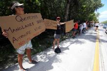 Activistas ambientalistas protestan con cadena humana contra el Tren Maya