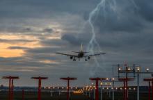 Rayo impacta aeronave mientras volaba hacia Frankfurt, Alemania