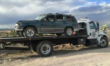 El conductor perdió el control del volante y abandonó la terracería en un desnivel por lo que la unidad dio varias volteretas