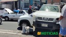 Otro accidente en 5 de Mayo, ahora entre una camioneta, un taxi y un autobús 