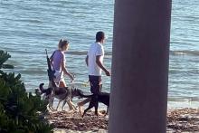 Mujer pasea en playa portando rifle y alerta a turistas en Yucatán