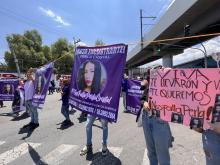 Familiares y amigos de joven asesinada exigen justicia frente a la Fiscalía de la CDMX