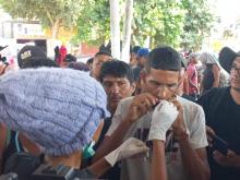 Integrantes del ‘Viacrucis migrante’ se cosen la boca en protesta