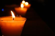 Rinden ceremonia con veladoras en memoria de los migrantes fallecidos en incendio de Ciudad Juárez