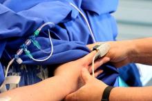 Logra acuerdo anestesiólogo vinculado al brote de meningitis con familiares de víctima mortal