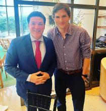 Samuel García coincide en evento con el actor Ashton Kutcher