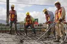 Programas federales hacen que la gente se aleje de trabajos “rudos”; acusan constructores