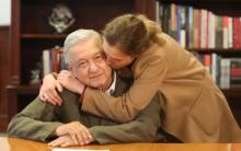 López Obrador obtiene ganancias millonarias por su libro; "pero la que cobra es mi esposa", asegura