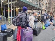 Pide Nueva York a tribunal pausar la norma que le obliga a dar asilo a migrantes