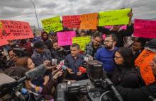 Migrantes en Tijuana protestan contra la eliminación de la aplicación CBP-One