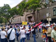 Marcha en pro de la SCJN termina en enfrentamiento con plantón de Morena