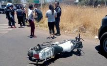 El vehículo era tripulado por una mujer que no respetó un señalamiento de ALTO y se atravesó al paso de la moto
