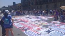 Mujeres protestantes frente a Palacio Nacional contra deudores alimentarios en el Día del Padre