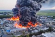 Incendio consume parque industrial en Países Bajos