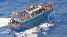 Continúa la búsqueda de supervivientes tras naufragio de un barco con inmigrantes frente a la costa de Grecia