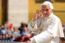 Roban la cruz pectoral del difunto papa Benedicto XVI 